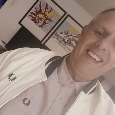 Newcastle United ⚫⚪ Season Ticket Holder, born in Gateshead, lover of all things Mod, massive fan of Paul Weller, 3 fantastic kids 💙❤❤🏴