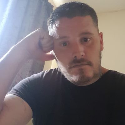 self employed,
34 years old 
looking for new friends 😁
im from Lincolnshire
love football and boxing