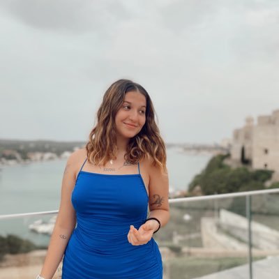 neus015's profile picture. dice que te quiere y mira su actitud.