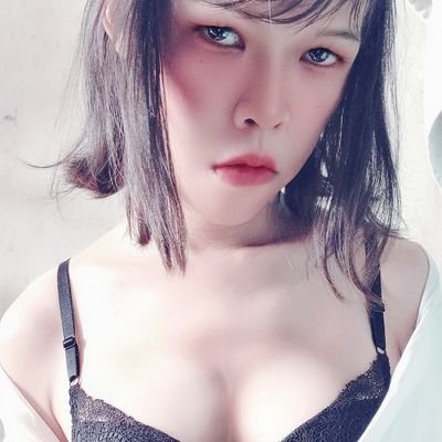 小妹是来自马来西亚的一名Trans妹子兼coser，偶尔会在这里发些自己的漂亮和性感的照片，欢迎大家来关注关注哦😘😘