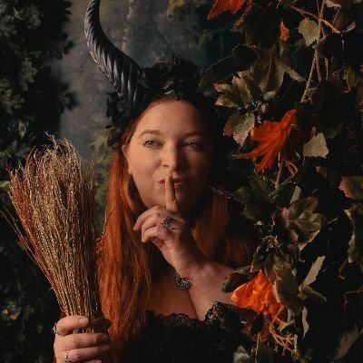 Baker, Cake decorator, kitchen witch, crazy cat lady, kind of a major dork ā¤