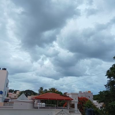 SPavethra's profile picture. Learning to learn & unlearn | trying to make reading a habit 🤞🏻