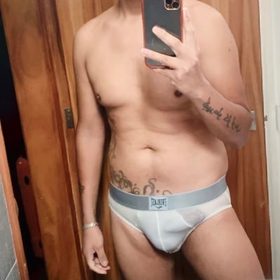 soy una persona muy limpia en todos los aspectos muy buena onda amante de los pelos 🤤 y de la ropa sexy no apelo me gusta cuidarme y cuidar a los demás