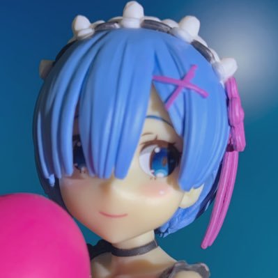 ゲームセンターのUFOキャッチャーで(上手くはない) 主に美少女系のフィギュアを獲って来て(パ○ツ🩲の)感想を述べるのがメインです。