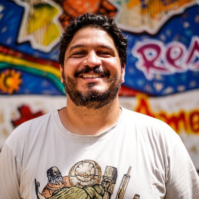 Pai de Leco, Tom e Valen. Casado com Teresa. De Pesqueira, o portal do Sertão. Descendente de Xucuru. Gestor Governamental de Planejamento no País Pernambuco