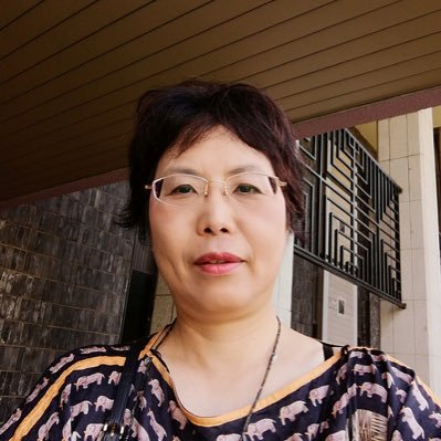 歌人・詩人、大学教員（英文学）。1980年代後半に「朝日歌壇」で全国の読者を獲得。歌集『きらい』河出書房新社でデビュー。最新歌集『とどまれ』北冬舎。愛とフェミニズムがテーマ。「女の平和」『朝鮮学校無償化除外反対アンソロジー』『詩の檻はない』に参加。代表歌「チェロを抱くように抱かせてなるものかこの風琴はおのずから鳴る」