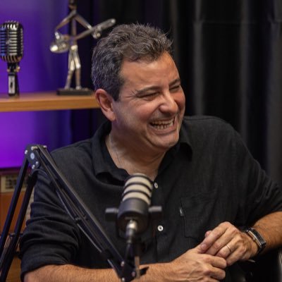 Jornalista, radialista, empreendedor musical. Proprietário da agência @meufeeling: divulgação, distribuição, consultoria e agenciamento artistico.