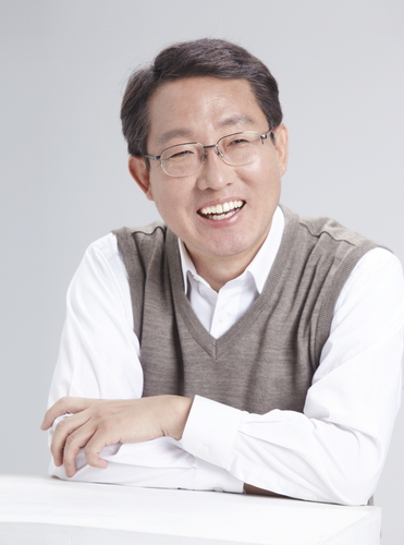 대구시 서구 국회의원 김상훈입니다. 악수하는 정치, 말만하는 정치, 서울에만 사는 정치는 이제 그만할 때가 되었습니다. 국민 여러분과 함께 행동하고 생각하는 정치인이자, 손톱 밑 가시를 속시원히 뽑아주는 생활 경제 전문가가 되겠습니다.