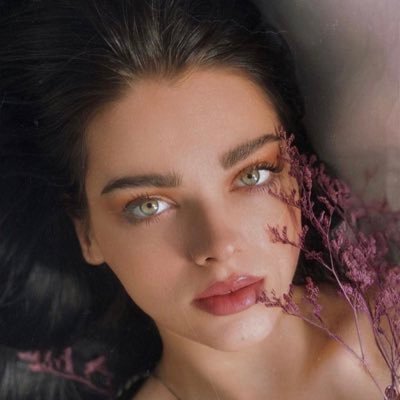 ReemSaifc's profile picture. يموت ببطء من لايقرأ من لايسمع الموسيقىٰ ومن لايعرف كيف يجد شيئآ بفضل عينيه 🕊