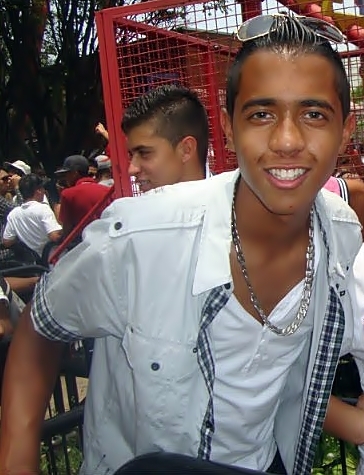 Eu gosto de sinceridade e das coisas certas. Humildade, ta no sangue.
 Se é pra curtir vamo curtir, farra aqui é garantida parceiro (: