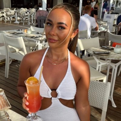 holl___'s profile picture. 