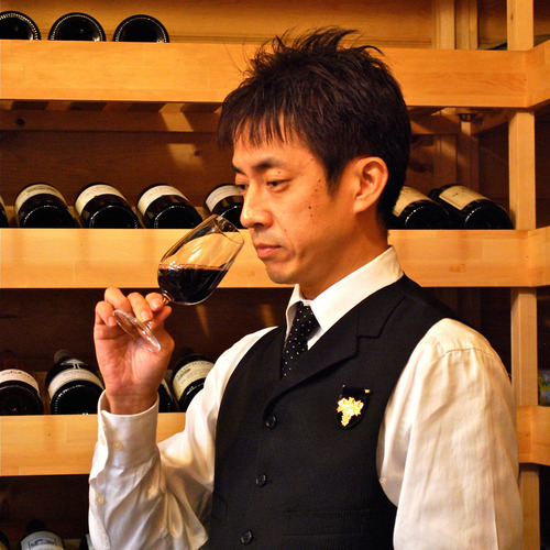 リカーショップシマヤ(奈良県天理市)の店長しています。輸入ビールや国産地ビール、ワインが好きな大阪万博世代です。趣味は鉄馬(最近乗ってない)です。(天理市生まれ⇒彦根市⇒神戸市⇒生駒市(現在))
ワインアドバイザー、ビアテイスターの資格を取得しましたが、いずれも取得したばかりの初心者です。 ^^);