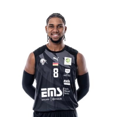 6'7, Professional 🏀NYC↗️ 🇩🇪 • 🇮🇹https://t.co/8FigMChrRK