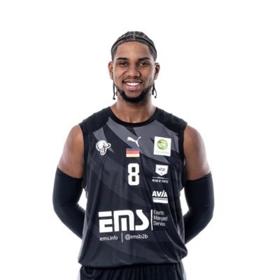 6'7, Professional 🏀NYC↗️ 🇩🇪 https://t.co/8FigMChrRK