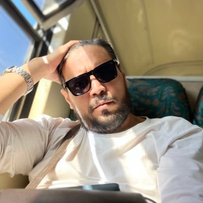 من یه آدم میانگرام، من از تنهایی لذت میبرم، ولی آدم اجتماعی هستم. بعضی وقتا ساکت، بعضی وقتا پرحرفم. بعضی وقتا مهربونم، بعضی وقتا جدی