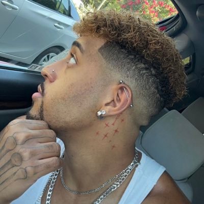 d_toneee's profile picture. hey it’s me, just a regular guy, doin regular things👀
