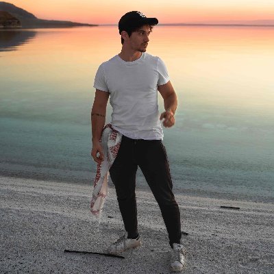 chong_gosz's profile picture. Extreme food expert. Unable to type with boxing gloves on. Social media practitioner. Zombie lover.