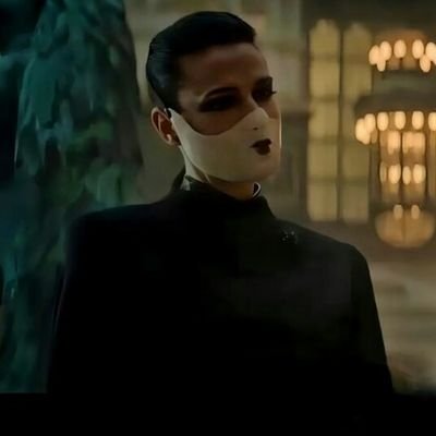 Apenas uma garota,se deliciando com um bom chá e enamorando as estrelas,enquanto escreve sobre o amor que entrelaça as almas de Kara Zor-El e Lena Luthor.