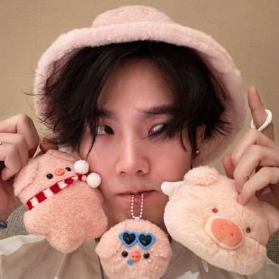 Rain_Luv_B's profile picture. Surrounded by luve💙🥰 Vote & Trend 💪🏻