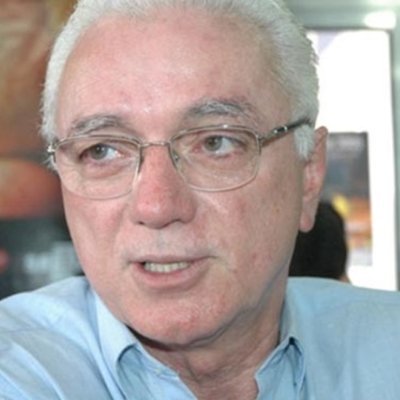 Mossoroense, médico, casado com Sandra, quatro filhos e nove netos