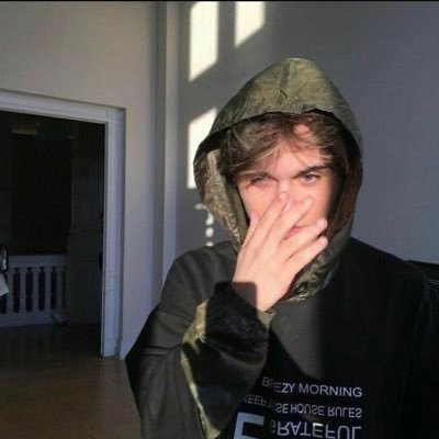 nn4048914's profile picture. دائما يقول؛ تشبهين الورد وأنتي تضحكين!