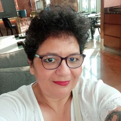 OLA CHICAS SOY DE PERU Y MI PROFESION ES PERIODISTA .