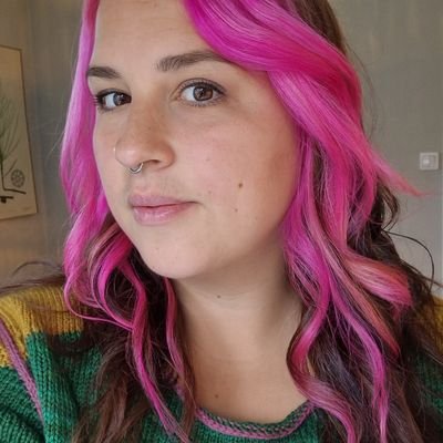 Garntokig småbarnsförälder, dietist inom gastroenterologi till vardags. Färgar garn eller stickar när det ges möjlighet. Ordförande Naturvetarna Västerbotten.