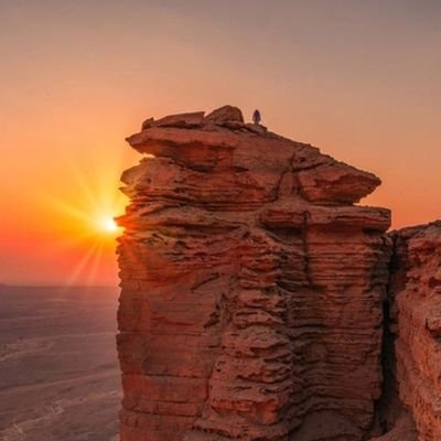 طموحي عنان السماء
ثقتي بالله لاحدود لها
كلمة  مستحيل.. لاوجود لها بحياتى
طالما هناك حياة... هنا الأمل المشرق☀️☀️