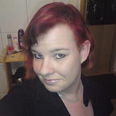 Porträt einer Person in einem schwarzen Hemd