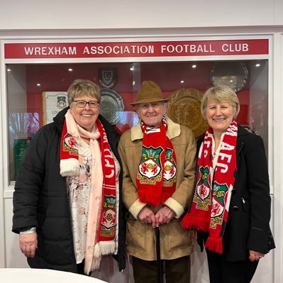 Wrexham AFC fan - enjoying the rollercoaster ride. Cake baker and eater! Lucky wife and mum. 🏴󠁧󠁢󠁷󠁬󠁳󠁿