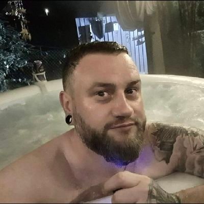 Bearded, keto eating, Variety streamer from Wales, mainly play survival games and destiny