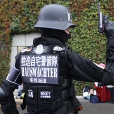 貧困層のフルタイム警備員