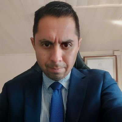 Derecho, política y sociedad es lo único que van a encontrar en mi TimeLine. Si, soy abogado