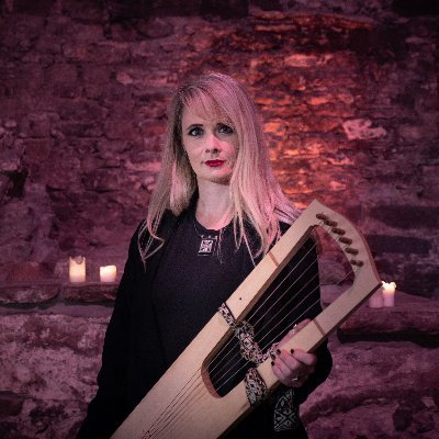 New music with VERY old words! Voice, lyres, songs from the Middle Ages, Antiquity and beyond. Some reality, lots of fantasy! Lecturer @Music_at_York. She/her