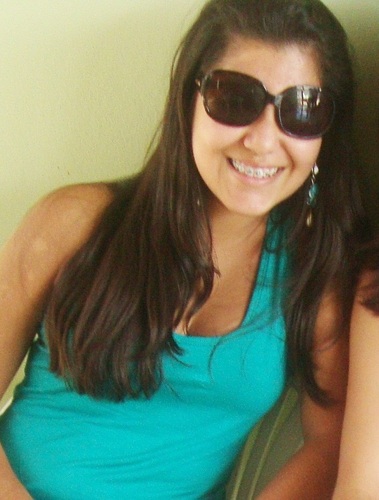Tenho aprendido com o tempo, que a felicidade vibra na frequência das coisas mais simples. Que o que amacia a vida, acende o riso, convida a alma pra brincar...