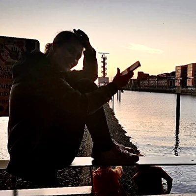 Ein Leben, erzählt in 280 Zeichen oder mehr| Über Musik, Kunst, das Leben und sehr viele Streams. | Arrangiert von einem Menschen der zwischen den Zeilen lebt
