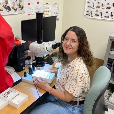 Evolutionary Beeologist 🐝 | PhD Candidate @PSU_Entomology | @FulbrightCol and @NMNH Fellow | #LatinaInSTEM Ella/She 🇨🇴🏳️‍🌈