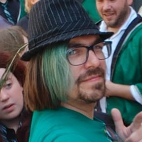 Former translator. Aún con pasión por ello. Me convirtieron en grillo. Y mejoré. Cocreador del podcast