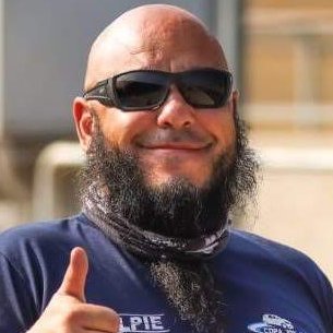 Consultor de empresas especializado em qualidade e produtividade, que tem como Hobie montar carros de corridas. Instrutor da Alpie escola de Pilotagem.