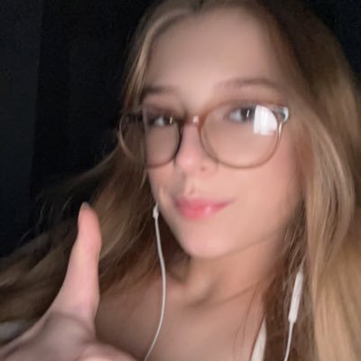 femmmbrained's profile picture. hardly even a real person.