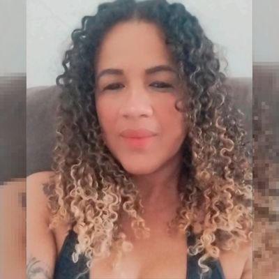 Mãe, flamenguista, contadora, estudante de Pedagogia e Diretora Presidente da Obra Social do Boassu - 1° Creche Comunitária de São Gonçalo/RJ.
