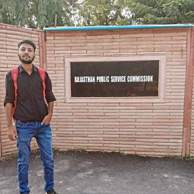 Shivraj56652313's profile picture. .
एक दिन यह देश मूर्तियों का देश होगा

मूर्तियाँ,
जो न बोल सकती हैं,
न देख सकती हैं,
न चल सकती हैं,
न विरोध कर सकती हैं,

न्याय भी मूर्ति, क़ानून भी मूर्ति।