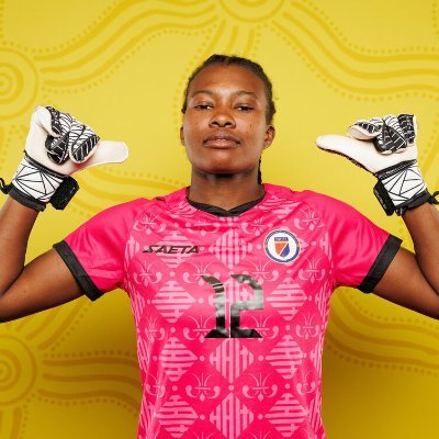 Gardienne International Haïtienne🇭🇹⚽️
International Goalkeeper 🇭🇹⚽️
Gardienne de la sélection Haïtienne  #12