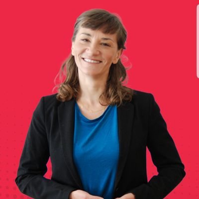 Organizatorka bezpłatnych szkoleń z prawa pracy w lubuskiem. Analityczka zajmująca się polityką europejską. Radna Krajowa partii Razem.