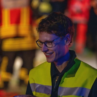 Links-grün-versiffter Student 🌻 🚅 (mit Helferkomplex) | THW und Feuerwehr 🚒 | he/him 🌈