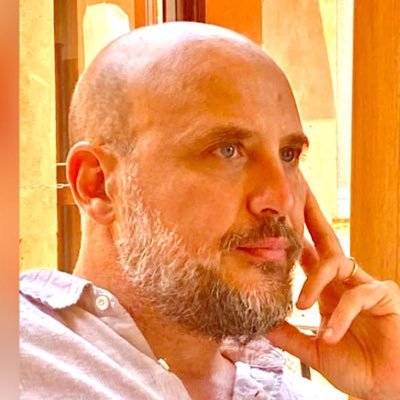 Giornalista professionista: incontro gente.. faccio cose!! Quando non scrivo sui miei social e sul blog La Mobilità sono Musico Ambulante.