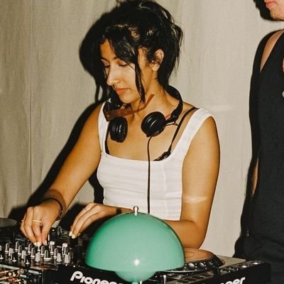 AvleenSehmi's profile picture. london// typo queen //  ig - DJ @sehmiskimmed x Creative Design @av.makes 👻