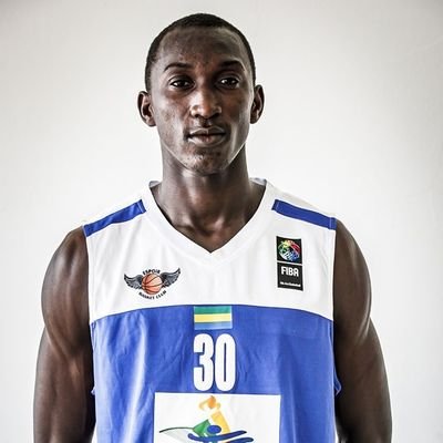 jeune athlète international de basketball gabonais