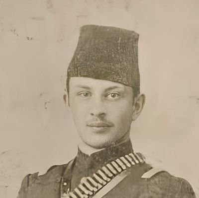 O kadar çok feryat ettim ki feryada yetişen yok.
Sanki bu dönen gök kubbede kimse yok.