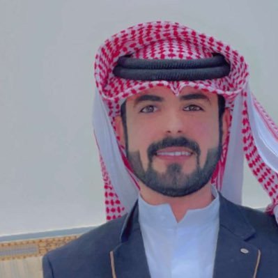 انا ذلك الشخص الذي يرشد التائهين ولا يعرف كيف يغادر المتاهه